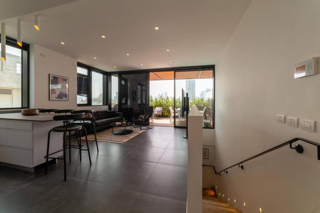 Amazing Penthouse On Gordon Beach 8 Guests Тель-Авив Экстерьер фото